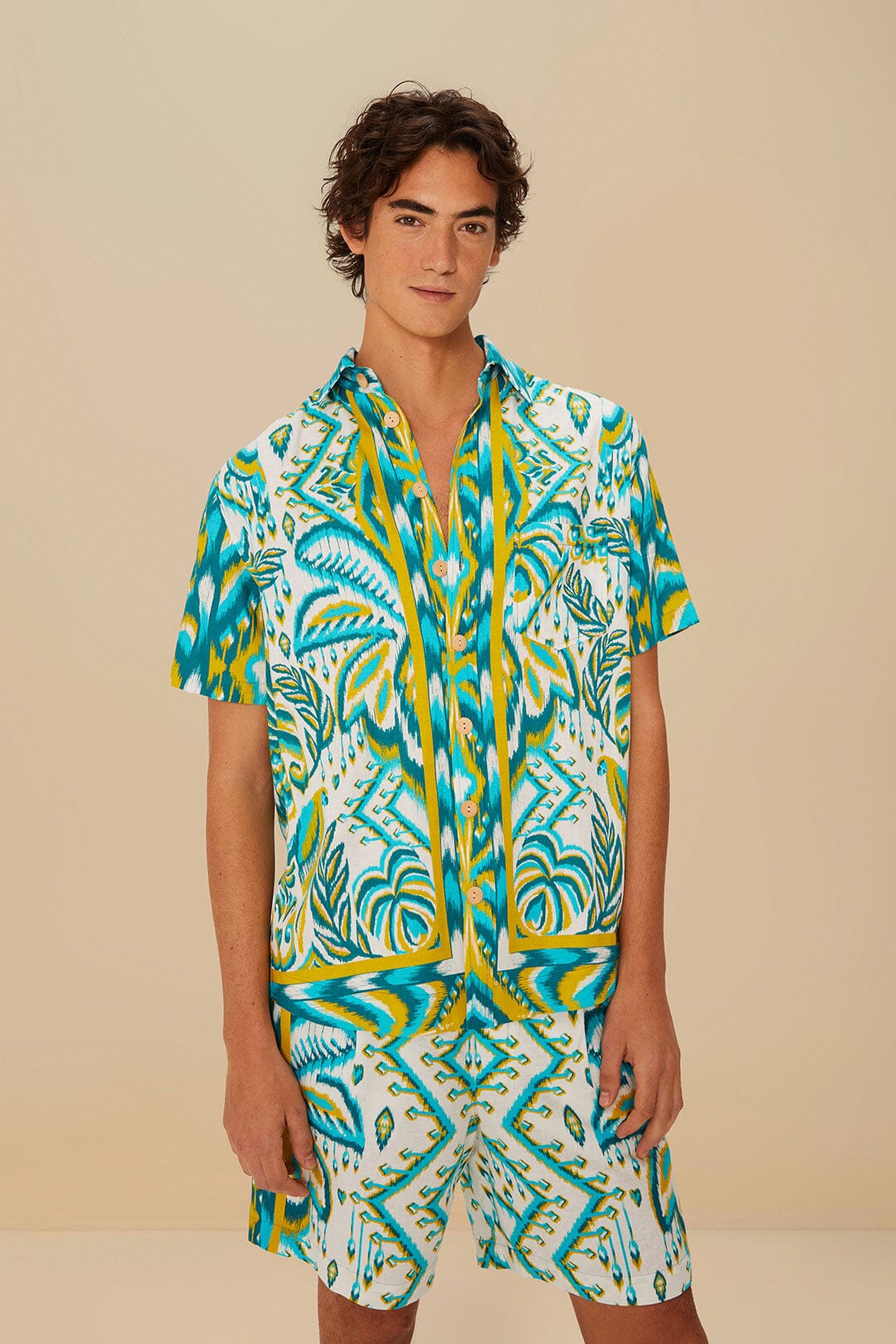 Sand Tropical Tapestry LENZING™ ECOVERO™ Euroflax™ Shorts | FARM Rio Online